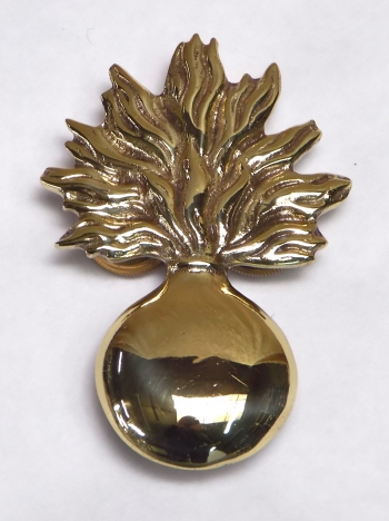 Grenade en bronze verni pour pose sur f�t de tambour ou sur baudrier